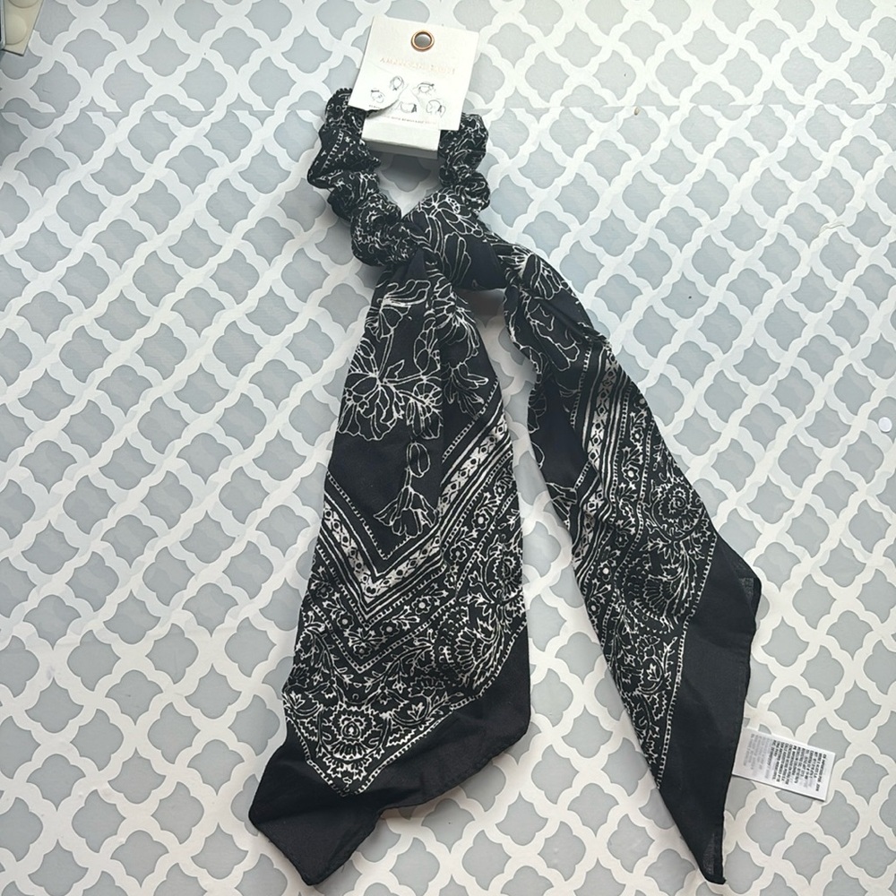 Scrunchie with removable scarf